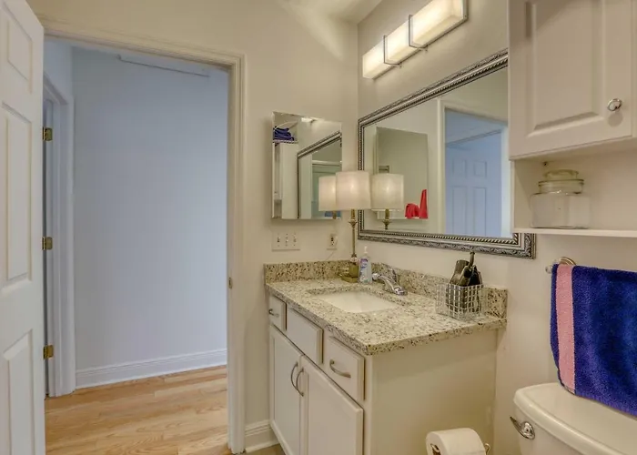 Bright Home, 5 Mi To Dtwn And Ella! Holiday home Tallahassee